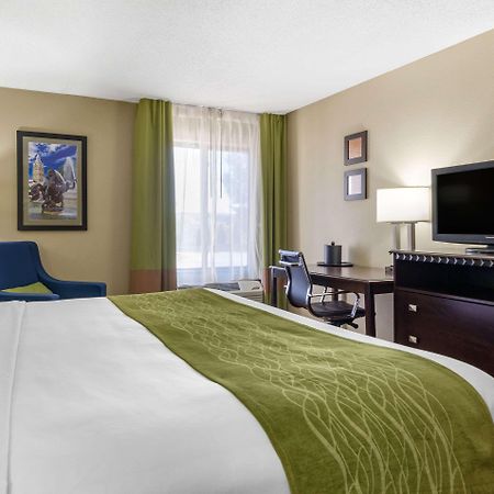 Comfort Inn & Suites Near Worlds Of Fun Kansas City Exterior photo
