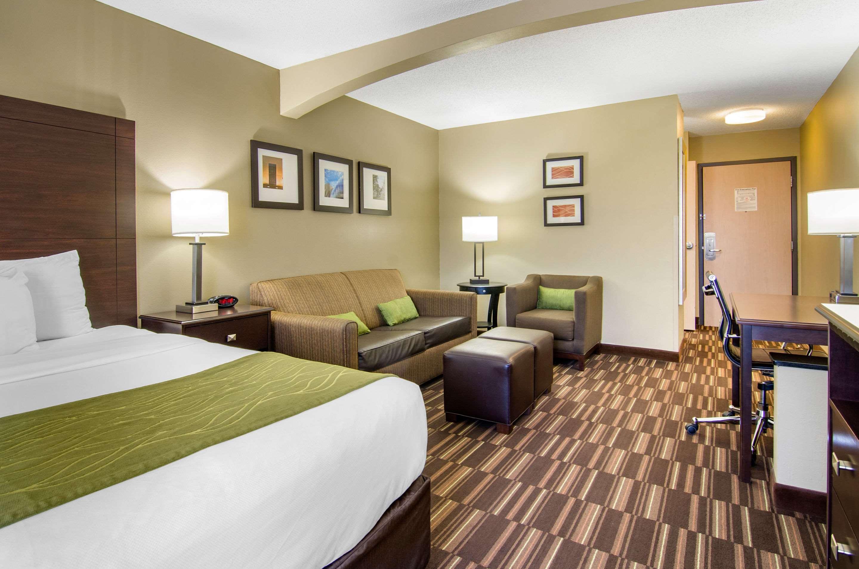 Comfort Inn & Suites Near Worlds Of Fun Kansas City Exterior photo